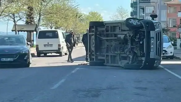 Otomobile Çarpan Araç Yan Yattı: Kaza Anı Güvenlik Kamerasında