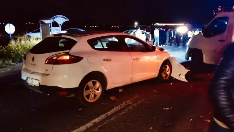 Düşük İhtimalle Yarışmaya Girişen İki Araç Kafa Kafaya Çarpıştı, Bir Ölü, Yedi Yaralı