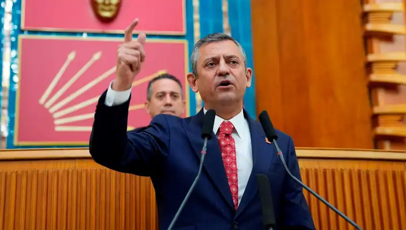 Özgür Özel'den İBB Soruşturmasına Sert Tepki: Demokrasi Talebi!