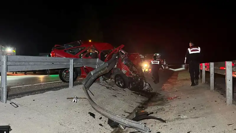 Bariyerlere Çarpan Otomobilin Feci Kazası: İki Can Kaybı
