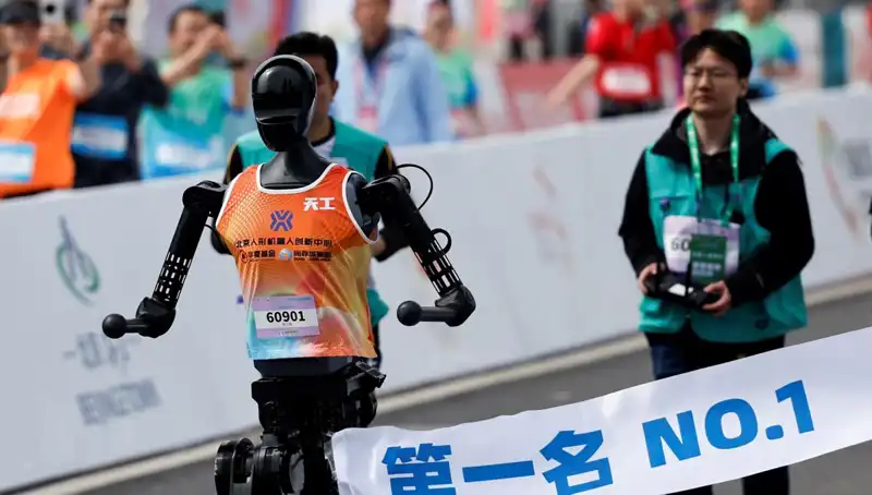 Çinli Robotlar İnsanları Geçerek Maraton Koşusunu Tamamladı