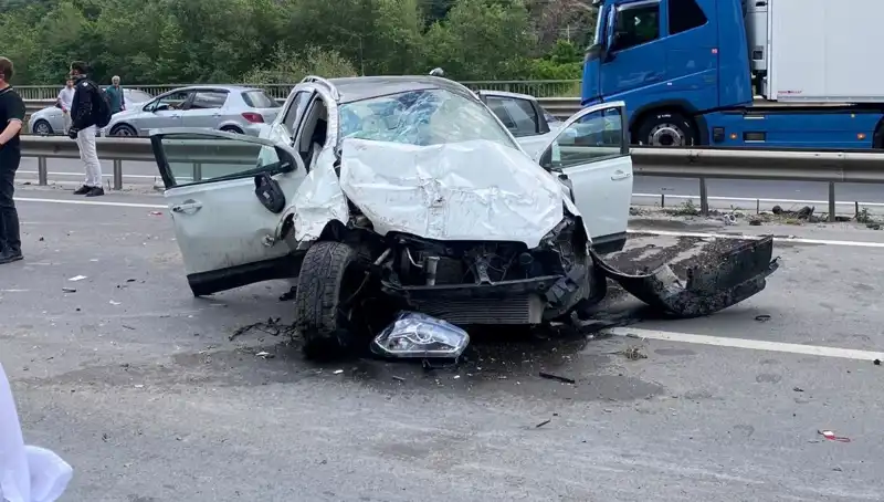 Şok Edici Kaza: Beton Kanal ve Bariyerlere Çarpan Araçta 3 Yaralı!