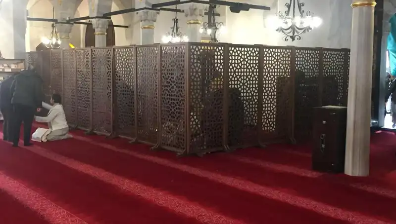 Kadın ve Erkeklerin Yan Yana Teravih Namazı Kıldığı İddiası: Gerçekler Neler?