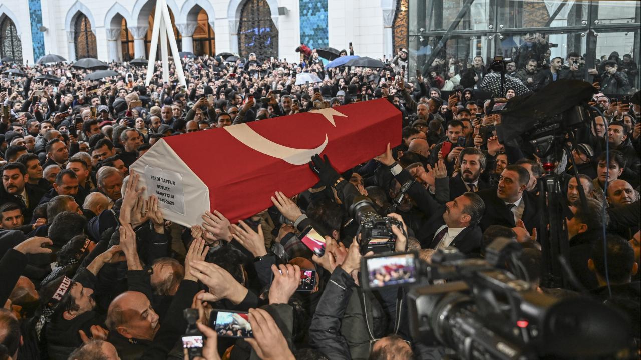Sanat Dünyası Ferdi Tayfur'u Son Yolculuğuna Uğurladı