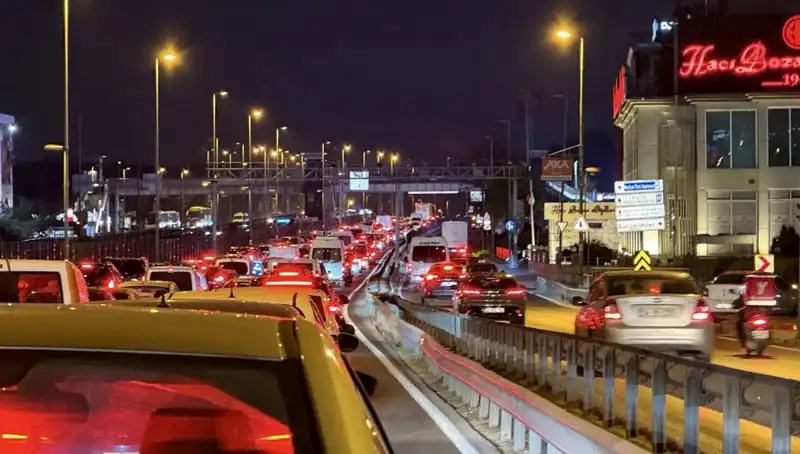 Yenibosna Metrobüs Yaya Üst Geçidinde Önemli Çalışma Başladı