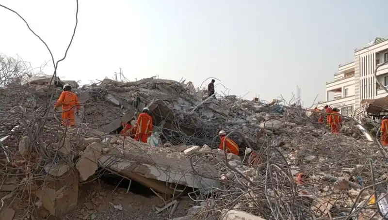 Türk Ekipleri Myanmar'da: Enkazdan Sağ Çıkan Kişi Umut Oluşturdu