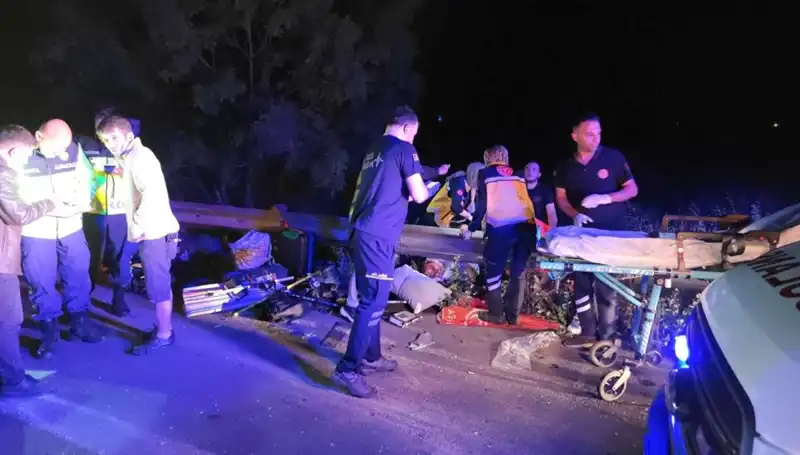 Minibüs Kazasında Savrulan Yolcular Hayat Mücadelesi Veriyor!