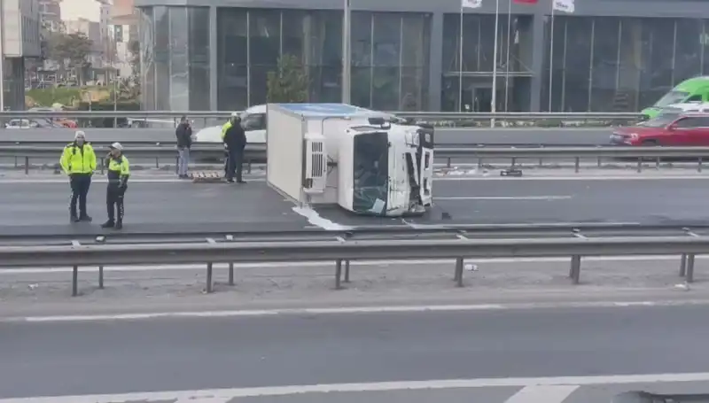 Basın Ekspress'te Feci Kaza: Kamyonet Devrildi, Trafik Durdu