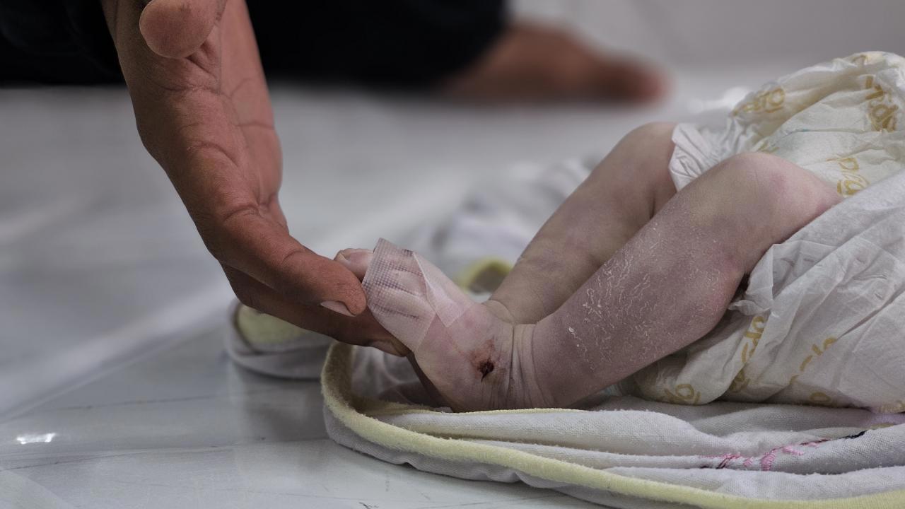 Gazze'de çadırlarda aileler çocuklarını korumak için nöbet tutuyor