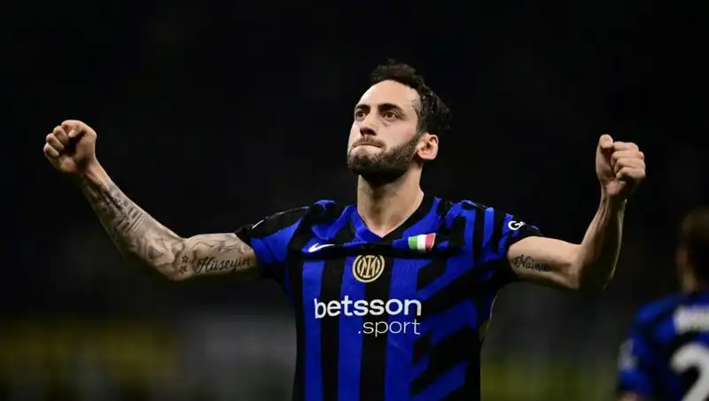 Hakan Çalhanoğlu Tatilde, Inter Onu Kampa Bekliyor: Menajeriyle İstanbul'da Önemli Görüşme!