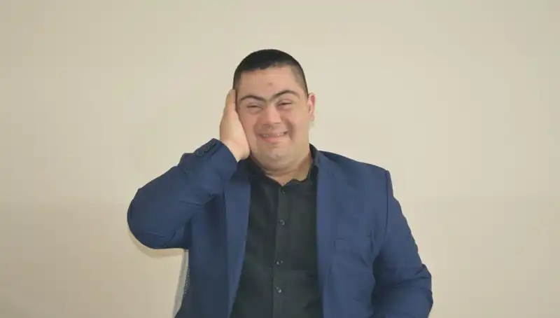 24 Yaşındaki Down Sendromlu Erdinç’in Duygusal Hikayesi: Müziğiyle Kalpleri Fethediyor