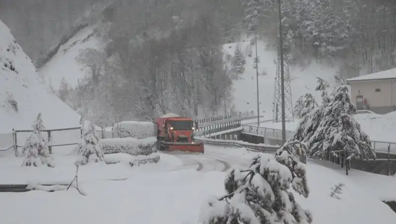 Bolu Dağı’nda Büyüleyici Kar Yağışı: Kış Cenneti Olma Yolunda