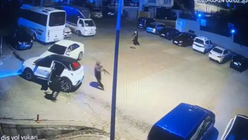 Kağıthane'de Maskeli Saldırganların Kalaşnikoflu Dehşeti Herkesi Şaşırttı