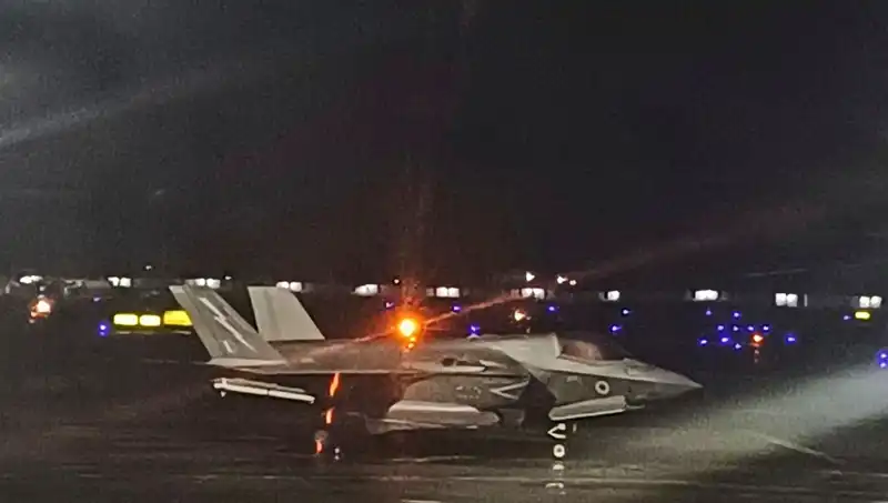 Hindistan'da Mahsur Kalan İngiliz Savaş Uçağı Nihayet Gökyüzüne Kavuştu