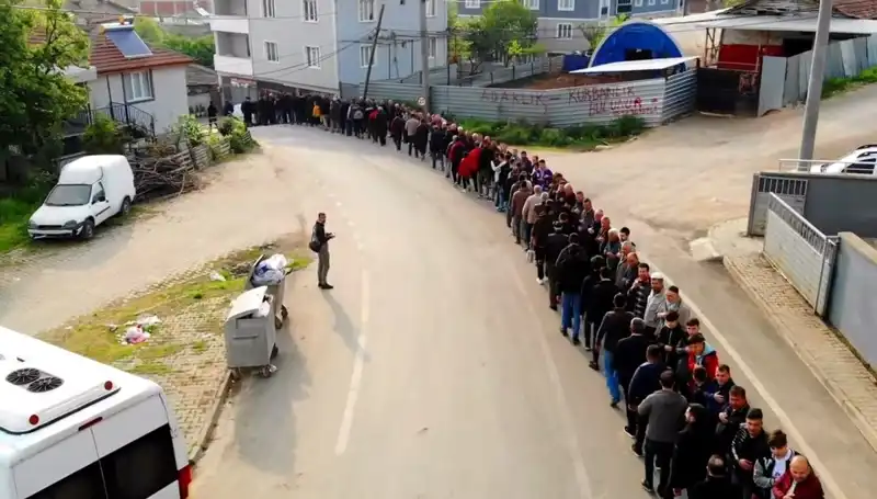 Bursa Mahallesinde Bayram Coşkusu: 1 Kilometrelik Kuyruk Oluştu