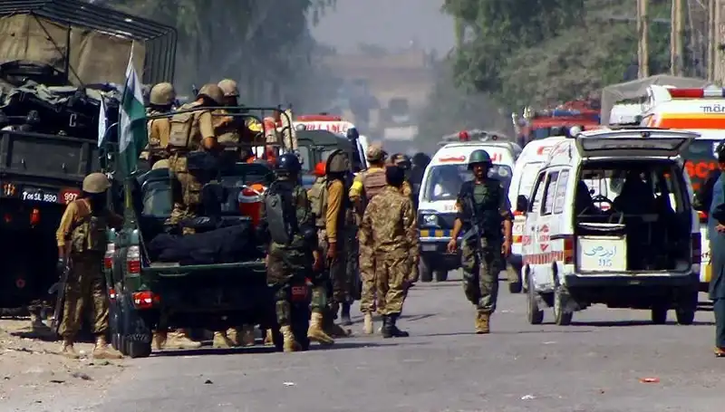 Pakistan'da Kanlı Bombalı Saldırı: 5 Güvenlik Görevlisi Hayatını Kaybetti