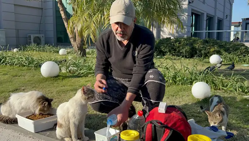 59 Yaşındaki Adamın 8 Kilometre Yürüyüşü, Herkesi Kendine Hayran Bıraktı