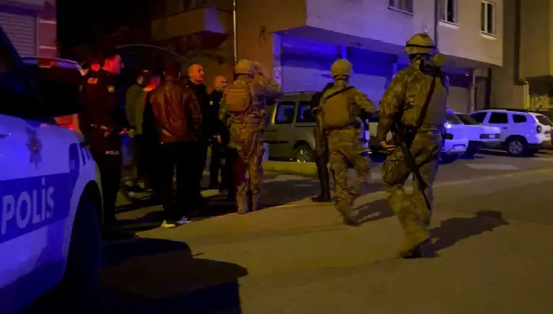 Tüfekle Balkondan Ateş Açan Şahıs, Polisin Geldiğini Görünce Kendini Kilitledi