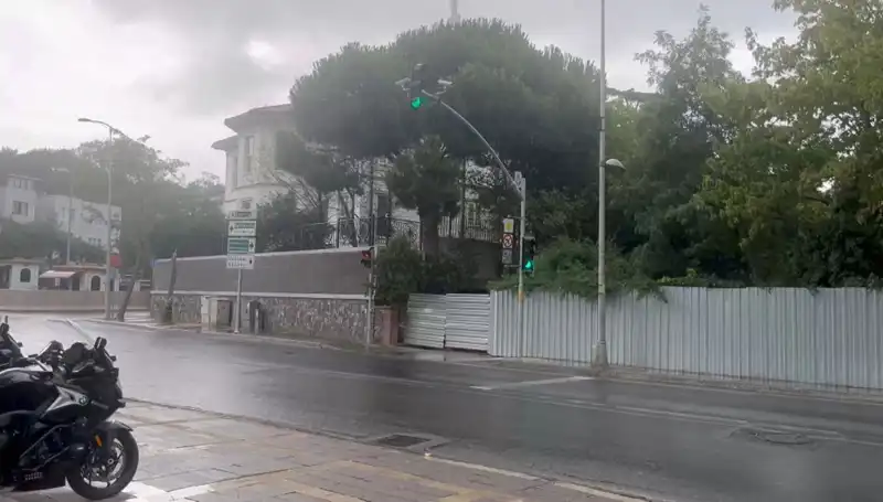 İstanbul'da Aniden Bastıran Sağanak Yağmur Hayatı Olumsuz Etkiledi