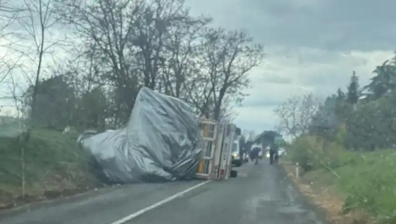 Tekirdağ’da Saman Yüklü TIR Devrildi, Trafik Durma Noktasına Geldi!