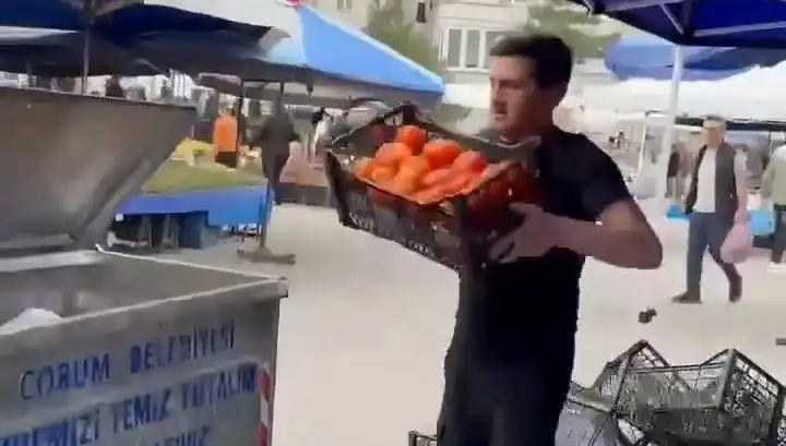 Domatesleri Çöpe Döken Pazarcıya Yüksek Tutarla Cezai İşlem Uygulandı