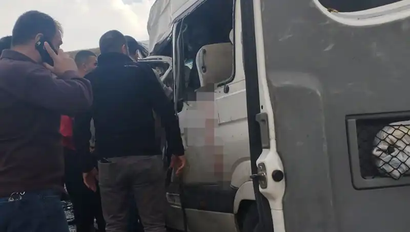 Van'da Feci Kazada Minibüs ile Kamyonet Çarpıştı: 6 Kişi Hayatını Kaybetti