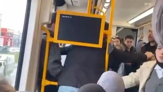 Metroda Tekme Tokat Kavga: Yolcular Hayatını Kaybetme Tehlikesi Geçirdi