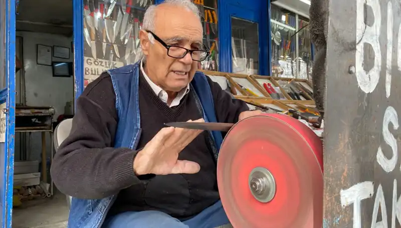 81 Yaşındaki Erhan Amca, Mesleğini Bırakmıyor: Keyif Alarak Çalışıyor
