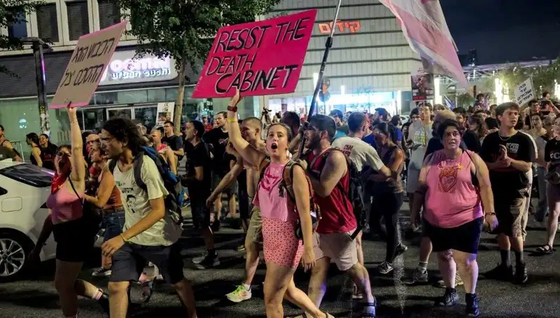 Tel Aviv Sokakları: On Binlerce Kişi Netanyahu'ya Karşı Protestsoda