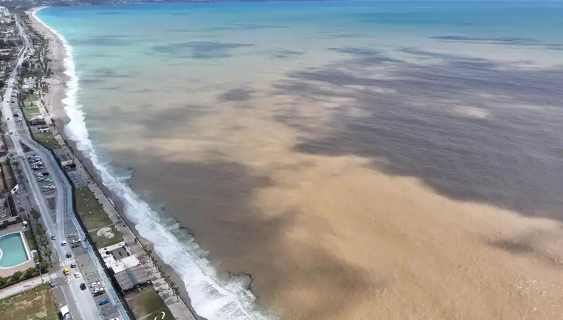 Antalya’da Sağanak Yağış, Deniz Rengini Değiştirdi - Turistleri Endişelendirdi