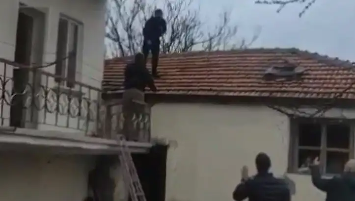 Çatıda Kıstırılan Şüpheli Direndi: "10 Yıl Yattım, Bir Daha Yatamam!"
