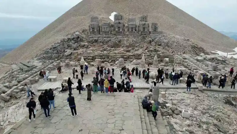 Bayramda Nemrut Dağı'nda Eşsiz Bir Kalabalık Manzarası