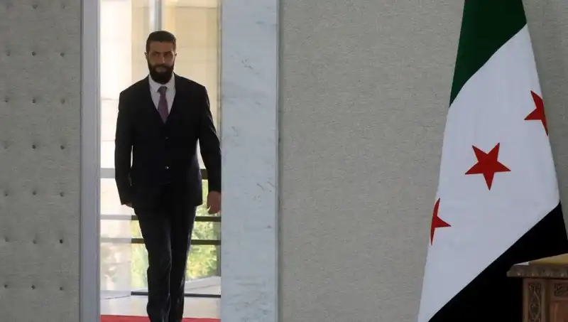 Paris'te Şara-Macron Zirvesi: Fransa'dan Yeni Suriye Vizyonuna Destek Beklentisi