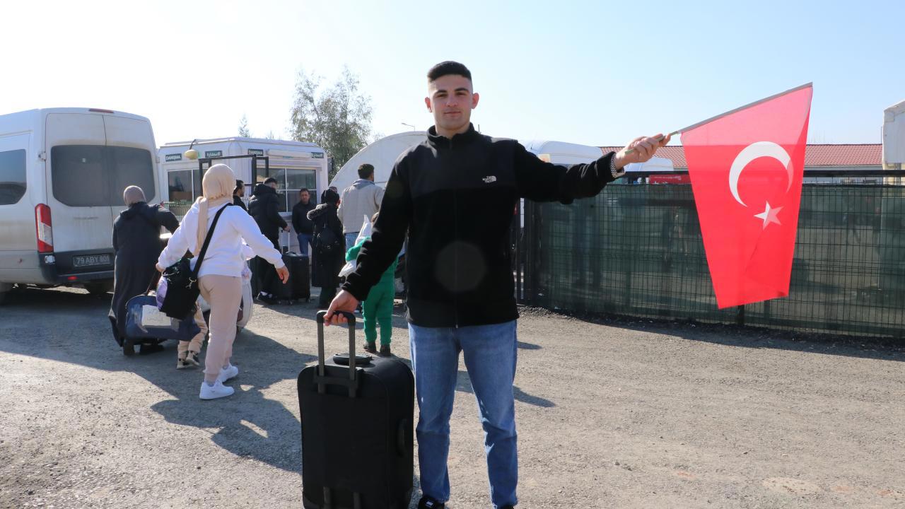 Türkiye'ye Sevgi Dolu Dönüş: Suriye'ye Türk Bayrağıyla Dönen Abdulkadir