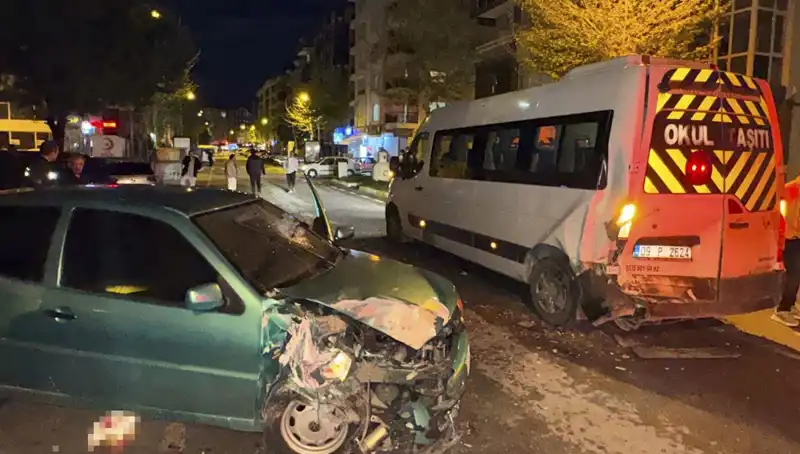 Otomobil Servis Minibüsüne Çarptı: 6 Kişi Yaralandı, Olayın Ayrıntıları Şok Edici