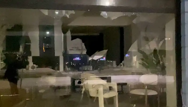 Mobilya Mağazasına Taşlı Saldırı: Müşterilerin Güvenliği Tehlikede mi?
