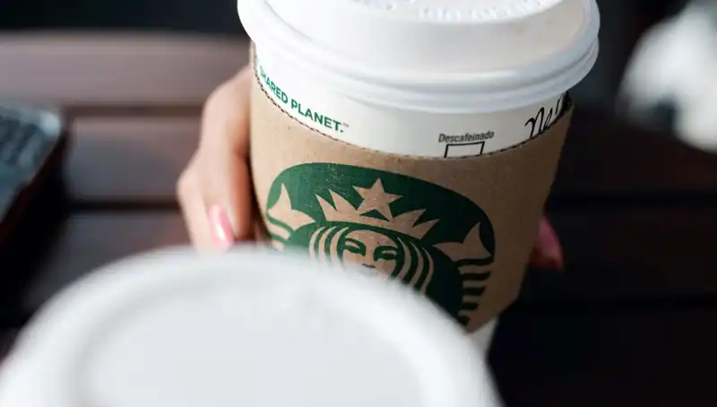 50 Milyon Dolarlık Fincan: Starbucks Rekor Tazminatın Perde Arkası