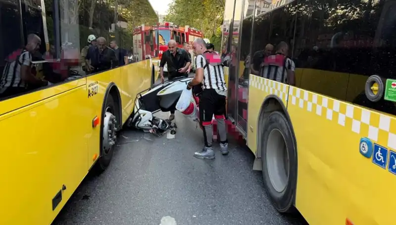 Motosiklet İETT Otobüslerinin Arasına Sıkıştı: Kazadan Sonra Yaşananlar
