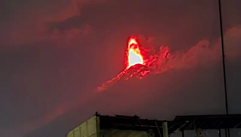 Fuego Yanardağı'nın Şiddetli Patlaması: 30 Bin Kişilik Tahliye Süreci Başladı