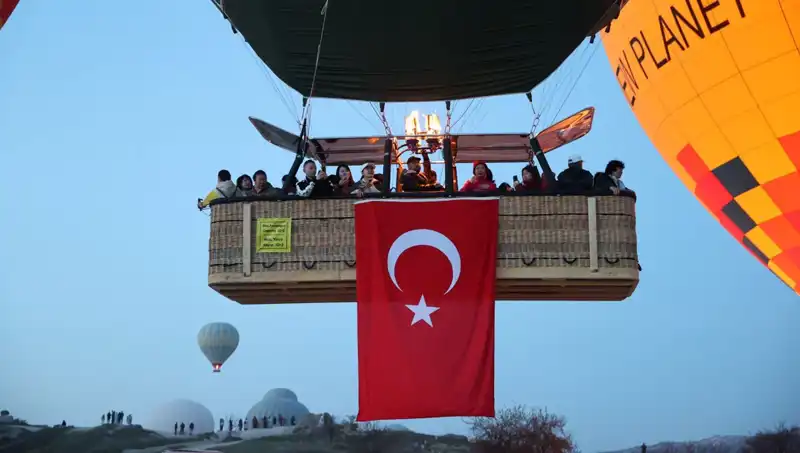 Kapadokya'da 23 Nisan Coşkusu: Balonlar Türk Bayraklarıyla Gökyüzünü Süsledi