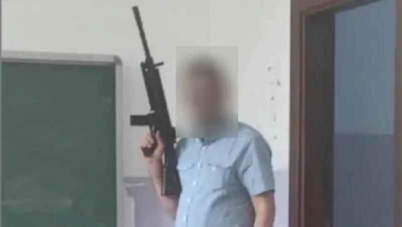 Okul Müdür Yardımcısına Tüfekle Poz Verme Skandalı: Soruşturma Başlatıldı