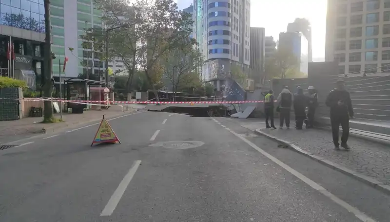 Sarıyer'de Yol Çökmesi: Cadde Trafiğe Kapatıldı, Neler Oluyor?