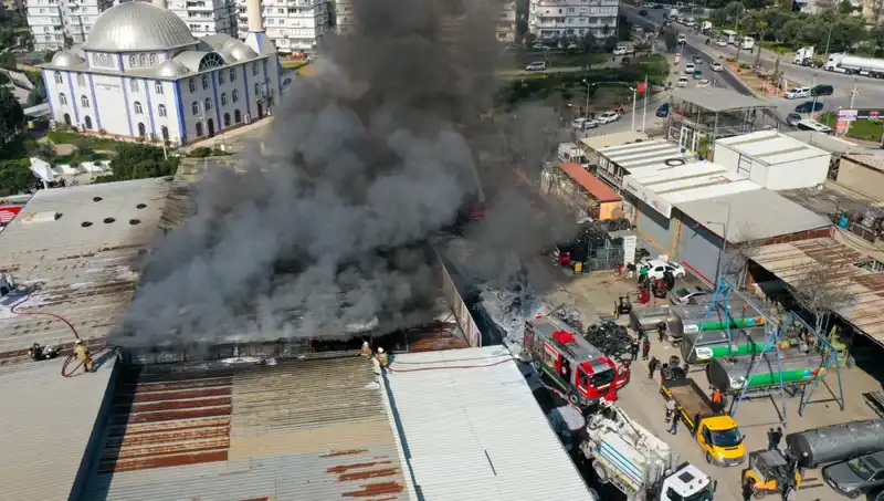 İzmir’de Oto Lastikçide Çıkan Yangın, Şehirde Panik Yarattı