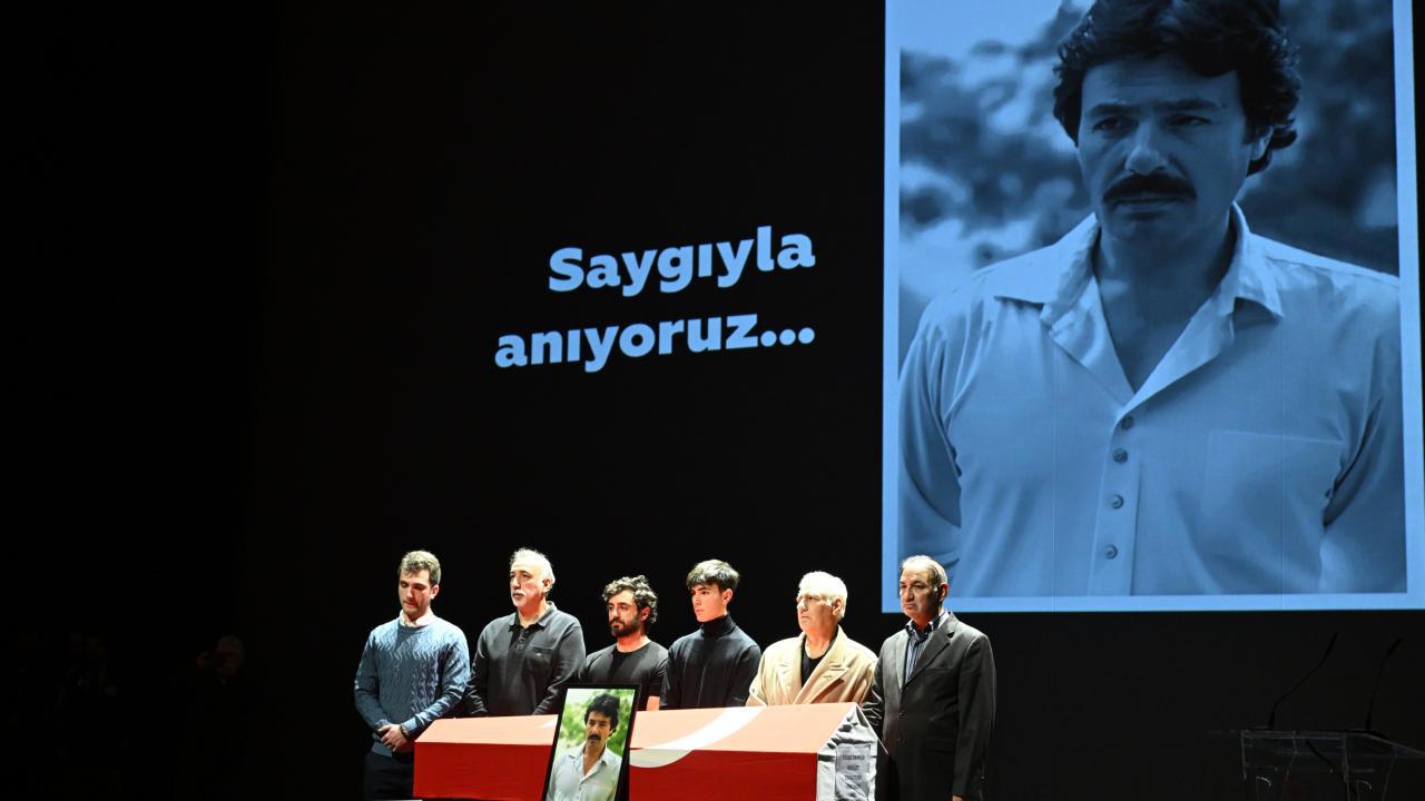 Ferdi Tayfur'a AKM'de büyük onur!
