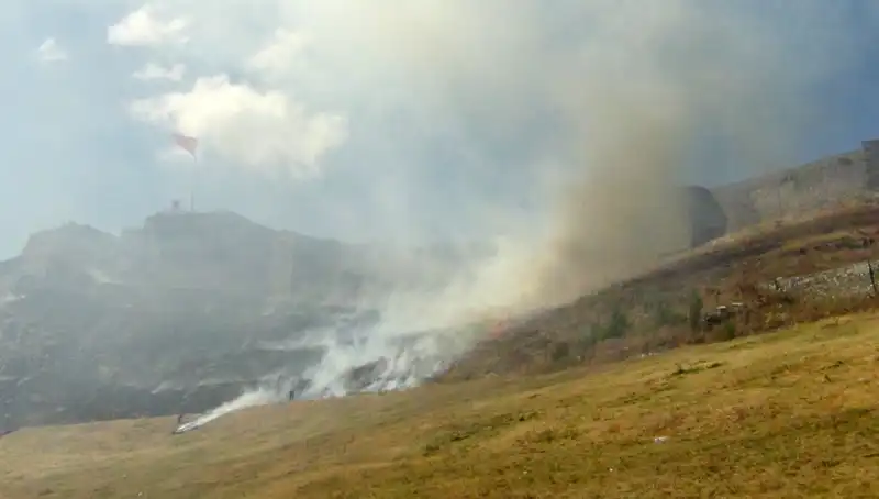 Kars Kalesi Eteklerinde Kontrol Altına Alınamayan Korkutucu Anız Yangını