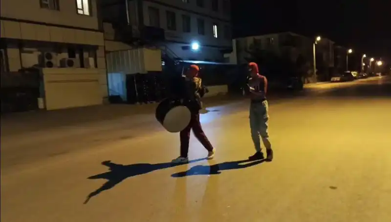 Erzincan Sokaklarında Sahur Anları: "Örümcek Adamlar" Neşeyle Manuelere Destek Verdi