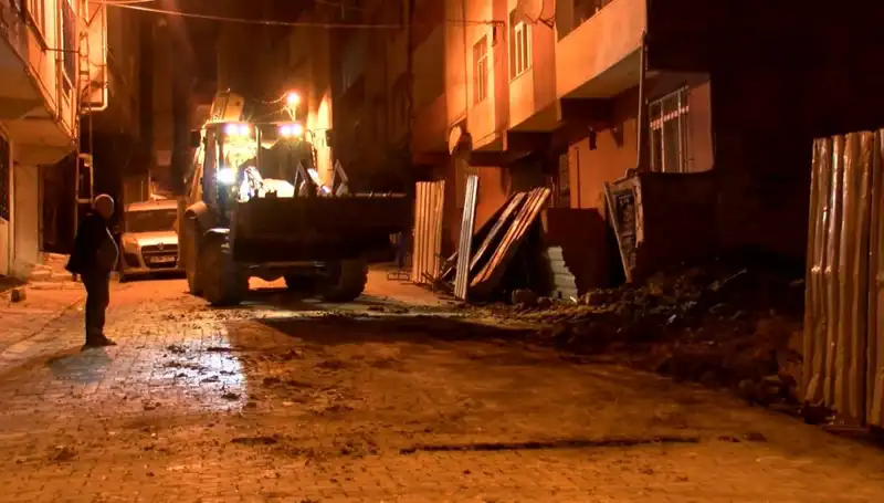 Bağcılar'da Yana Yana Eğilen Bina Acil İşleme Alındı