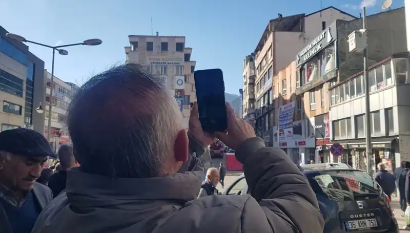 Çatıya Çıkan Kişiyi İzlemek İçin Yarışan Kalabalık: O Anlar Güvenlik Kamerasına Yansıdı