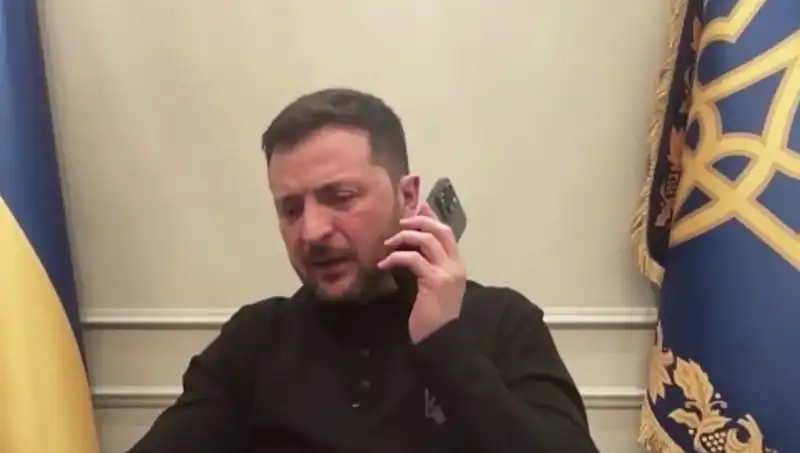 Zelenski'nin Basın Toplantısında Macron'un Sıra Dışı Telefonu