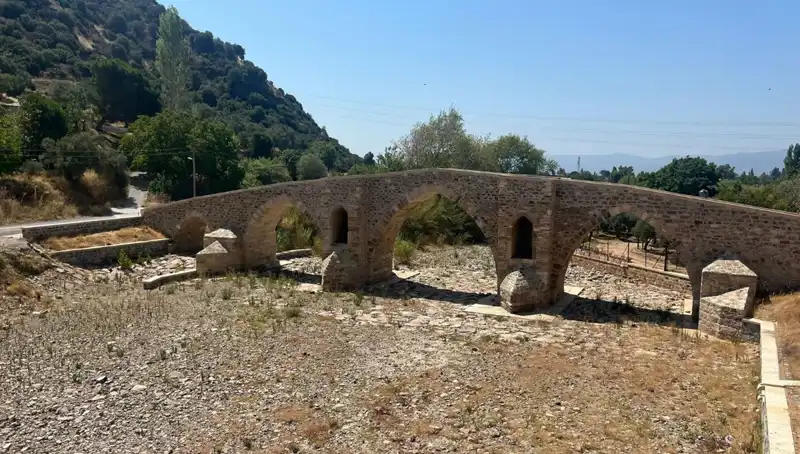 Tarihi Yunan Köprüsü, Uyuşturucu Bağımlılarının Karşılaştığı Zorlukların Simgesi Oldu